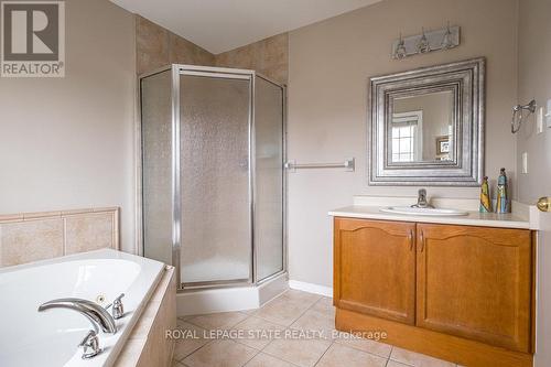 522 Stonehenge Dr, Hamilton, ON - Indoor Photo Showing Bathroom