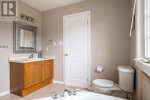 522 Stonehenge Drive, Hamilton, ON - Indoor Photo Showing Bathroom