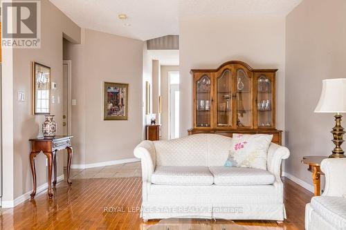 522 Stonehenge Drive, Hamilton, ON - Indoor Photo Showing Living Room
