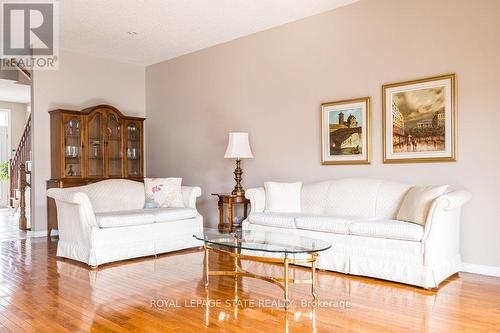522 Stonehenge Drive, Hamilton, ON - Indoor Photo Showing Living Room
