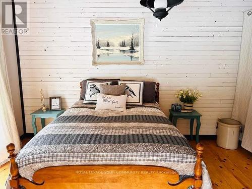 38 Highland Rd, Burk'S Falls, ON - Indoor Photo Showing Bedroom