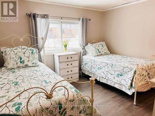 38 Highland Rd, Burk'S Falls, ON - Indoor Photo Showing Bedroom