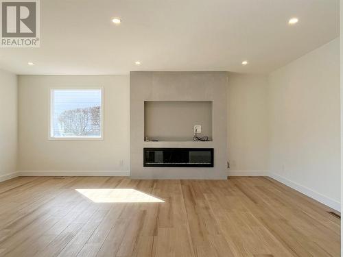 827 91St Street, Osoyoos, BC - Indoor Photo Showing Living Room