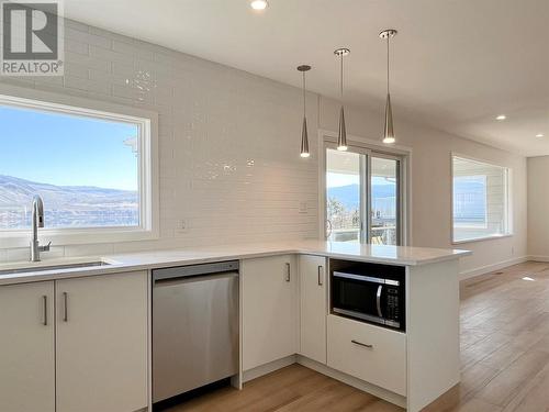 827 91St Street, Osoyoos, BC - Indoor Photo Showing Kitchen With Upgraded Kitchen