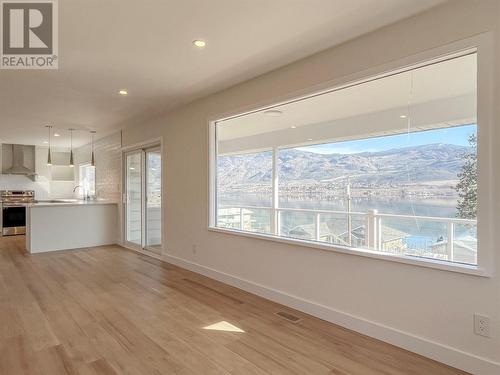 827 91St Street, Osoyoos, BC - Indoor Photo Showing Kitchen