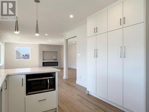 827 91St Street, Osoyoos, BC - Indoor Photo Showing Kitchen