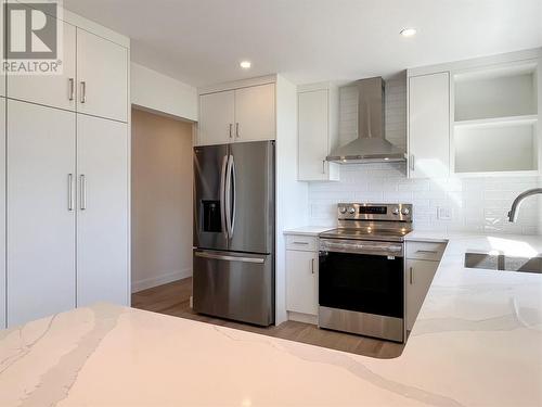 827 91St Street, Osoyoos, BC - Indoor Photo Showing Kitchen