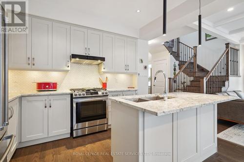 19 Windsor Circle, Niagara-On-The-Lake, ON - Indoor Photo Showing Kitchen With Double Sink With Upgraded Kitchen