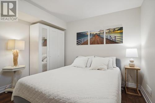 19 Windsor Circ, Niagara-On-The-Lake, ON - Indoor Photo Showing Bedroom