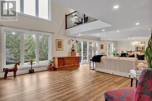 208 Ski Hill Rd, Kawartha Lakes, ON - Indoor Photo Showing Living Room