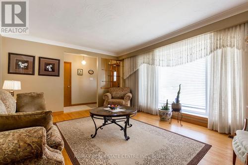 228 Victoria Rd N, Guelph, ON - Indoor Photo Showing Living Room