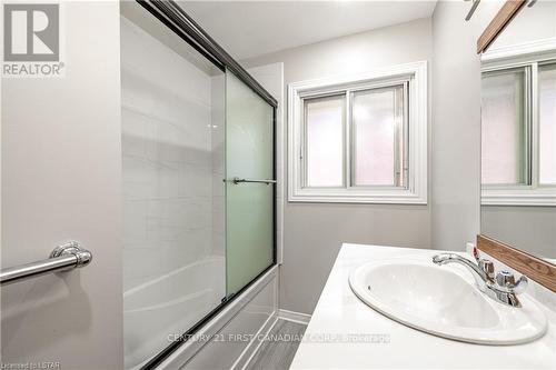 28 Gladstone Ave, London, ON - Indoor Photo Showing Bathroom