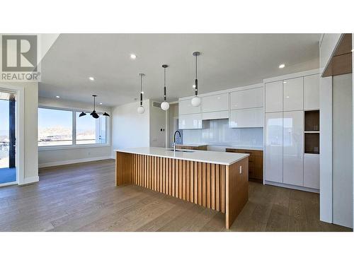 402 Trestle Ridge Drive, Kelowna, BC - Indoor Photo Showing Kitchen