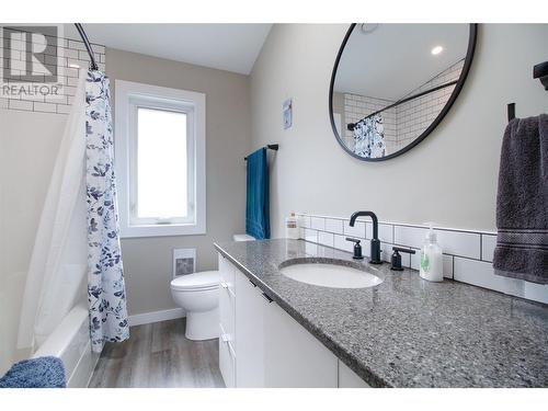 795 Tum Tum Drive, Revelstoke, BC - Indoor Photo Showing Bathroom