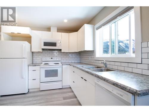 795 Tum Tum Drive, Revelstoke, BC - Indoor Photo Showing Kitchen With Double Sink