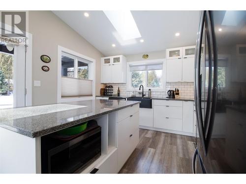 795 Tum Tum Drive, Revelstoke, BC - Indoor Photo Showing Kitchen With Upgraded Kitchen