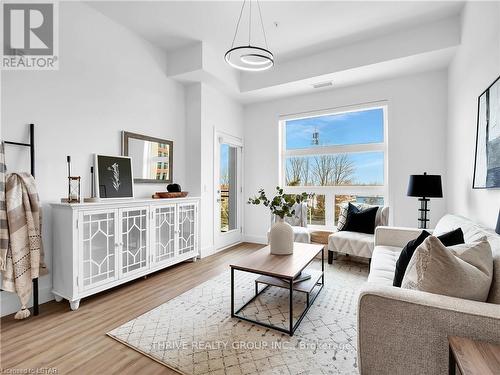 202 - 1076 Gainsborough Road, London, ON - Indoor Photo Showing Living Room