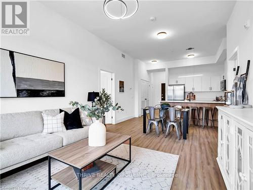 202 - 1076 Gainsborough Road, London, ON - Indoor Photo Showing Living Room