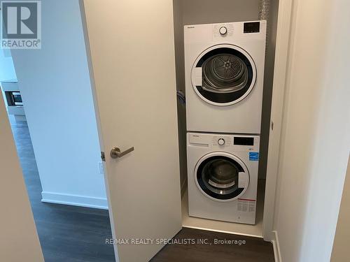 1402 - 3900 Confederation Parkway, Mississauga, ON - Indoor Photo Showing Laundry Room