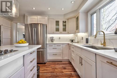 6534 Mockingbird Lane, Mississauga, ON - Indoor Photo Showing Kitchen With Upgraded Kitchen