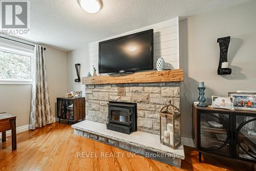 4487 Henderson Rd, Milton, ON - Indoor Photo Showing Living Room With Fireplace