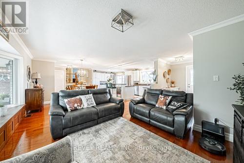 4487 Henderson Road, Milton, ON - Indoor Photo Showing Living Room