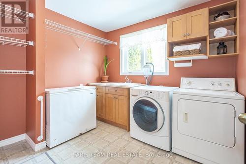 93 Rodney St, Barrie, ON - Indoor Photo Showing Laundry Room