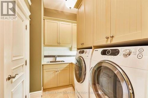 19 Clyde Crt, Scugog, ON - Indoor Photo Showing Laundry Room