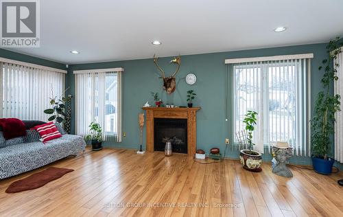 40 Cherrywood Lane, Innisfil, ON - Indoor Photo Showing Living Room With Fireplace