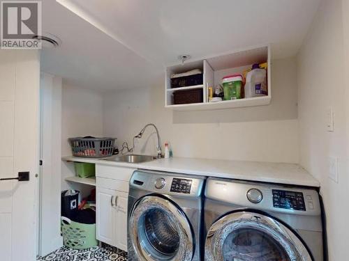 6883 Hammond Street, Powell River, BC - Indoor Photo Showing Laundry Room