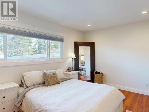 6883 Hammond Street, Powell River, BC - Indoor Photo Showing Bedroom