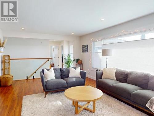6883 Hammond Street, Powell River, BC - Indoor Photo Showing Living Room