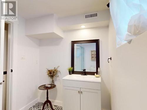 6883 Hammond Street, Powell River, BC - Indoor Photo Showing Bathroom