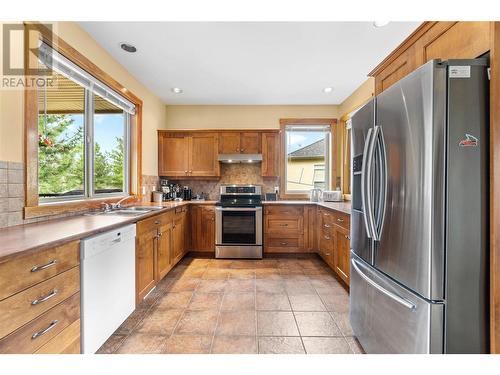305 Tanager Drive, Kelowna, BC - Indoor Photo Showing Kitchen With Double Sink