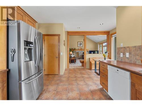 305 Tanager Drive, Kelowna, BC - Indoor Photo Showing Kitchen