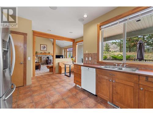 305 Tanager Drive, Kelowna, BC - Indoor Photo Showing Kitchen With Double Sink