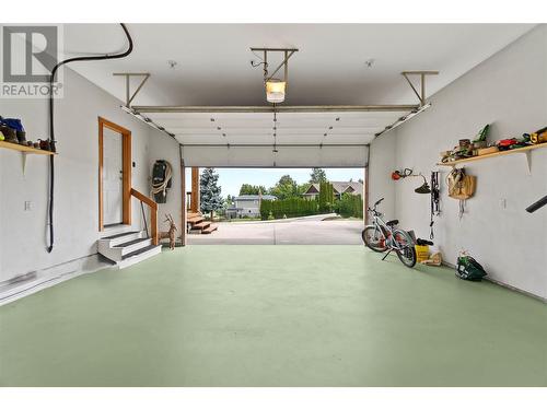 305 Tanager Drive, Kelowna, BC - Indoor Photo Showing Garage