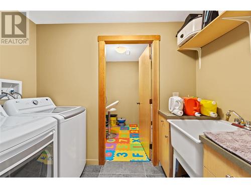 305 Tanager Drive, Kelowna, BC - Indoor Photo Showing Laundry Room