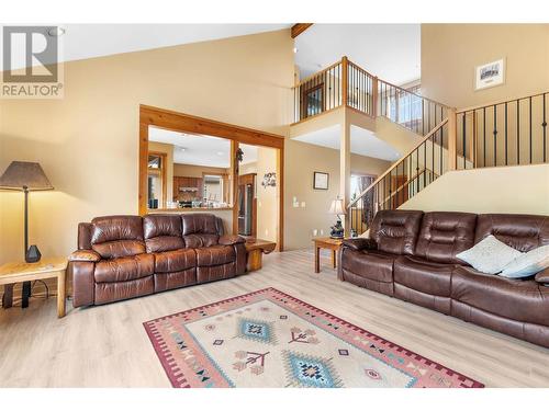 305 Tanager Drive, Kelowna, BC - Indoor Photo Showing Living Room