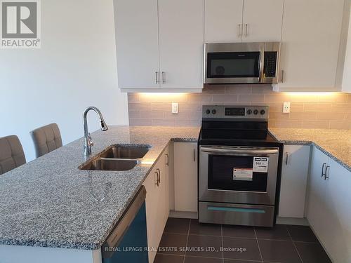 119 Stork Street, Oakville, ON - Indoor Photo Showing Kitchen With Double Sink With Upgraded Kitchen