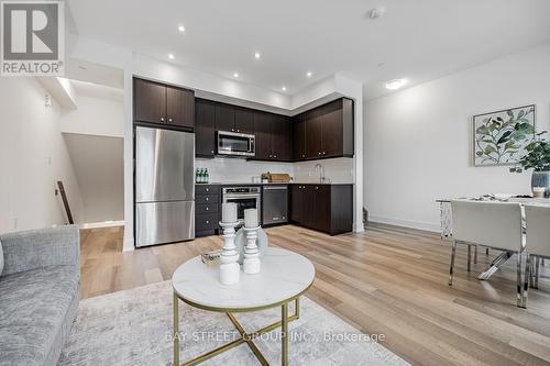 9 - 52 Holmes Avenue, Toronto, ON - Indoor Photo Showing Kitchen With Upgraded Kitchen