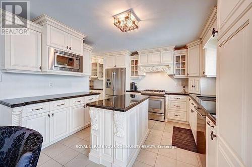 106 Laurendale Ave, Georgina, ON - Indoor Photo Showing Kitchen With Upgraded Kitchen