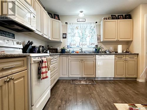 A & B 1322 107Th Street, North Battleford, SK - Indoor Photo Showing Kitchen