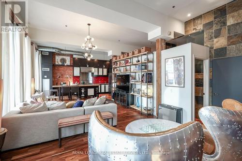 #401 -915 King St W, Toronto, ON - Indoor Photo Showing Living Room