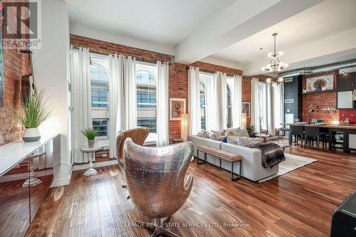 #401 -915 King St W, Toronto, ON - Indoor Photo Showing Living Room