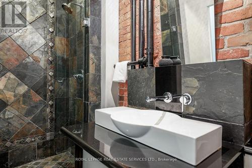 #401 -915 King St W, Toronto, ON - Indoor Photo Showing Bathroom