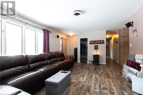 412 Old Ferguson Road, Laurier, ON - Indoor Photo Showing Living Room