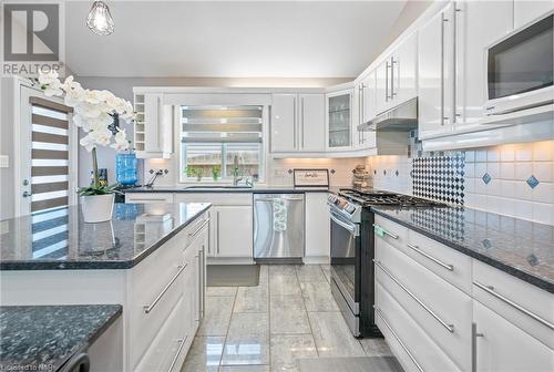 8422 Heikoop Crescent, Niagara Falls, ON - Indoor Photo Showing Kitchen With Upgraded Kitchen