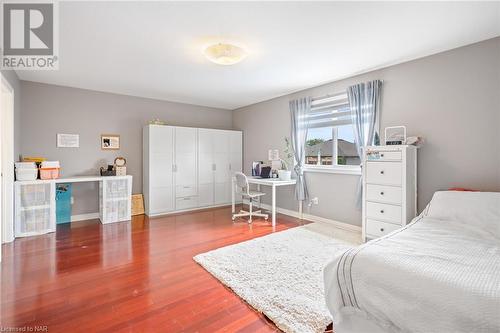 8422 Heikoop Crescent, Niagara Falls, ON - Indoor Photo Showing Bedroom