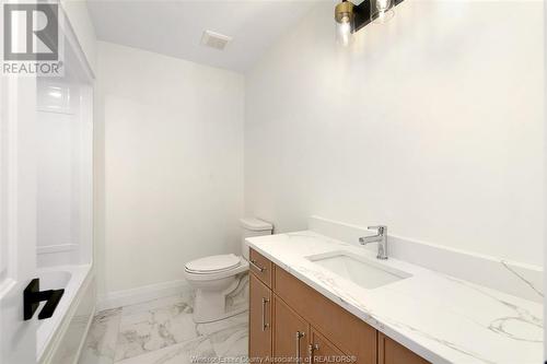 2580 Mayfair, Lasalle, ON - Indoor Photo Showing Bathroom